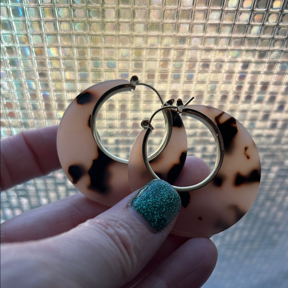 Tortoise Shell Hoop Earrings - Picture 5 of 6